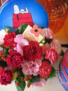 花束 通販 スヌーピーも一緒にお祝い キャラクター 綺麗な花束は通販でみつけよう